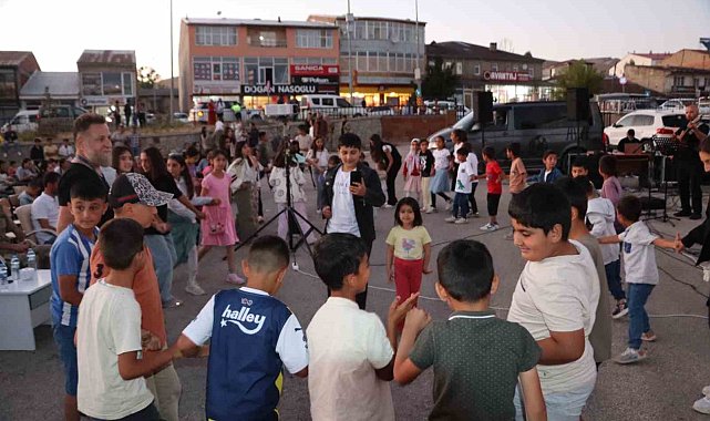 Karayazı'da gezici sinema ve açık hava konseri etkinliği
