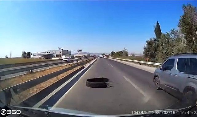 Karayoluna atılan kamyon lastiği kazaya sebep oldu, sürücü isyan etti