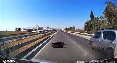 Karayoluna atılan kamyon lastiği kazaya sebep oldu, sürücü isyan etti