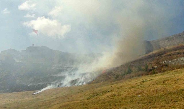 Kars Kalesi'nin eteklerinde korkutan anız yangını