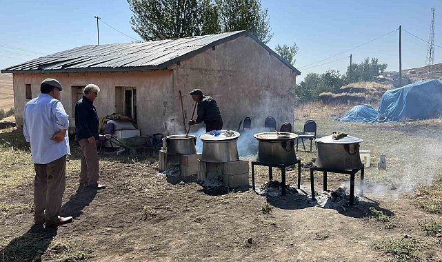 Kars'ta 78 yaşındaki düğün aşçısı 30 yıldır kazanda aşk pişiriyor