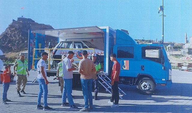 Kars'ta jandarmadan simülasyonlu emniyet kemeri uygulaması
