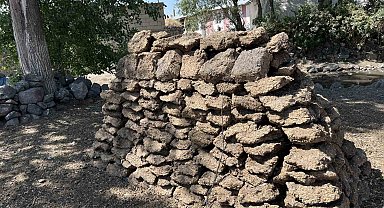 Kars'ta köylülerin kışlık tezek mesaisi başladı