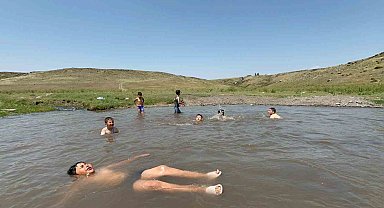 Kars'ta termometreler 34 dereceyi gördü: Çocuklar dere sularında serinledi