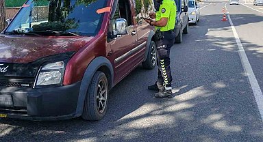 Kars'ta trafik kontrolleri sürüyor
