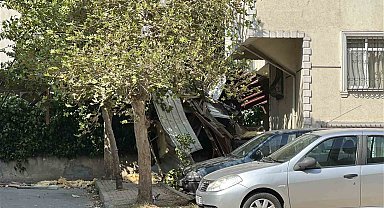 Kartal'da rüzgar nedeniyle 7 katlı binanın çatısı uçtu