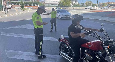 Kask takmayan 4 sürücüye: 3 bin 972 lira ceza