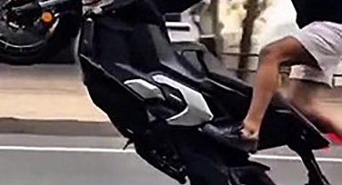 Kasksız ve akrobatik hareketler yapan motosiklet sürücüsüne ceza yağdı
