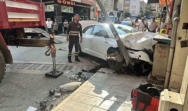 Kastamonu'da çarpışan otomobiller iş yerlerine çarparak durabildi: 1 yaralı