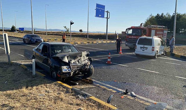 Kastamonu'da hafif ticari araç ile otomobil çarpıştı: 2 yaralı