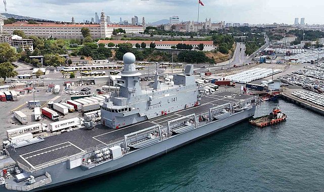 Katar donanmasının amfibi gemisi "Al Fulk" İstanbul'da