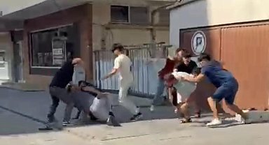 Kavga ettikleri şahsı taşla bayılttılar... Sokak ortasındaki kavga kamerada