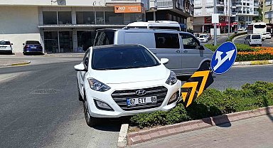 Kavşak sisteminde otomobiller çarpıştı