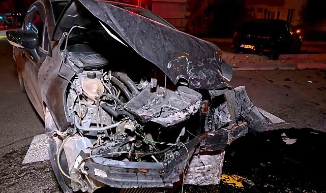 Kavşakta kaza yapan otomobil hurdaya döndü