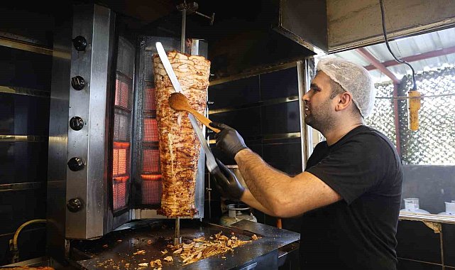 Kavurucu sıcakta 2 bin TL yevmiyeye döner ustasının zorlu mesaisi