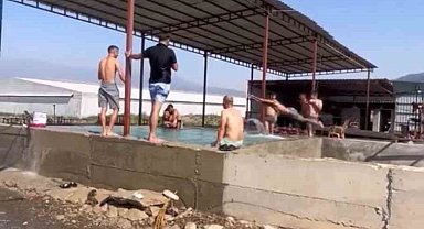 Kavurucu sıcaktan bunalan tarım işçileri maydanoz havuzunda serinledi