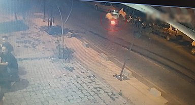Kaygan zemine kapılan motosikletin devrildiği anlar kamerada