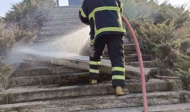 Kayı Anıtı'na çıkan tahta merdivenlerde yangın