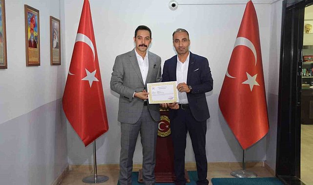 Kaymakam Uzun'dan yavru kediyi kurtarıp annesine kavuşturan öğretmene başarı belgesi