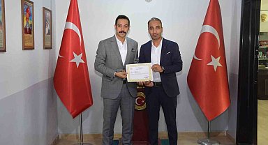 Kaymakam Uzun'dan yavru kediyi kurtarıp annesine kavuşturan öğretmene başarı belgesi