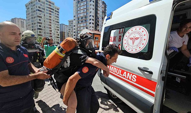 Kayseri'de 14 katlı binadaki yangın söndürüldü: 30 kişi tahliye edildi