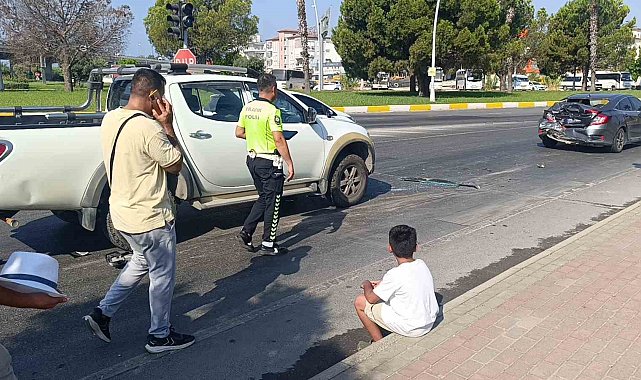 Kazada babasının otomobilinin halini gören küçük çocuk gözyaşlarını tutamadı