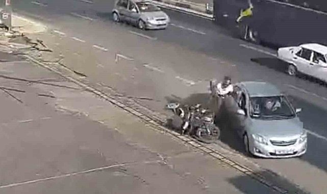 Kazada motosiklet sürücüsü çarpıştığı otomobilin kapısına tutunup sonra yere düştü