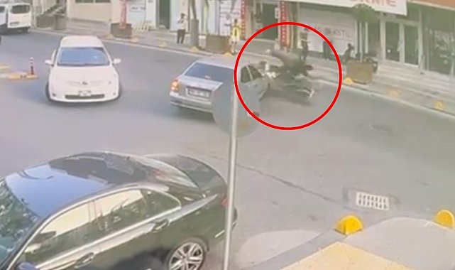 Kazada motosikletten fırlayan sürücü kameraya yansıdı