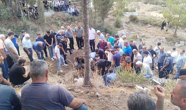 Kazada ölen 2 çocuk annesi gözyaşlarıyla toprağa verildi