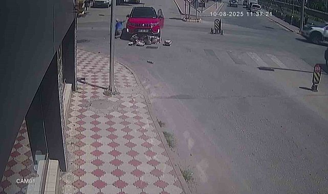 Kazada yere düştü, öfkelenip otomobilin camına ve dikiz aynasına yumruk attı