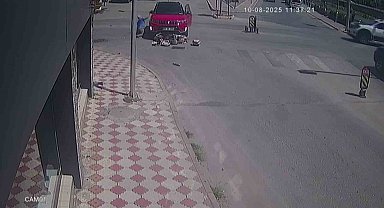 Kazada yere düştü, öfkelenip otomobilin camına ve dikiz aynasına yumruk attı