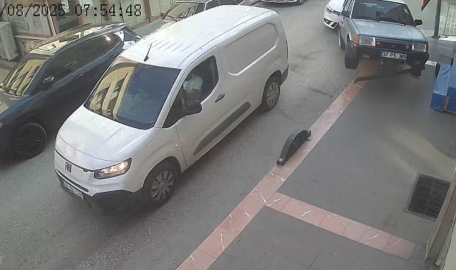 Kazaya karışan iki araç savrularak iş yerlerinin duvarına çarptı: 1 yaralı