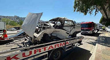 Kazaya karışan Tofaş otomobil hurdaya döndü: 1'i ağır 2 yaralı