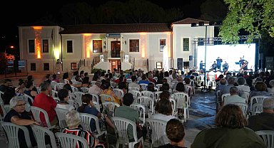 Kazdağları eteklerinde tarihi köy ilkokulunda klasik müzik konseri