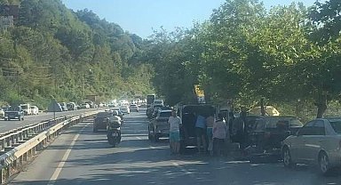 Kdz Ereğli plajlar mevkiinde kara yoluna araçlarını park ettiler