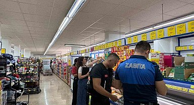 Kemer'de zabıta ekipleri marketlerde etiket ve hijyen denetimi yaptı