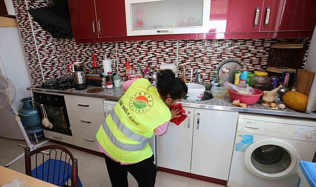 Kepez Belediyesi yürüme zorluğu yaşayan kadının evini temizledi