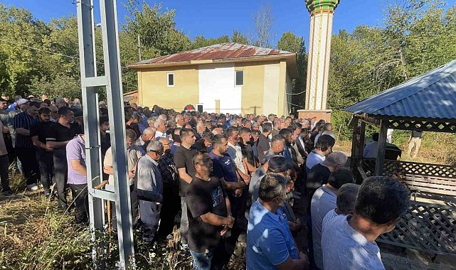Kestiği ağacın altında kalarak kalp krizi geçiren işçi toprağa verildi