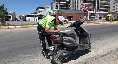 Kilis'te otomobil motosiklete çarptı: 2 yaralı