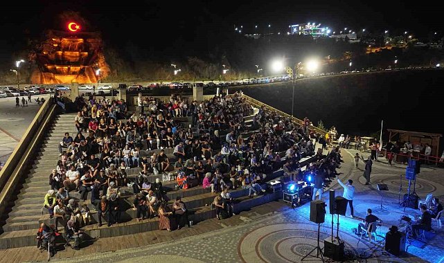 Kirazlıdere'de cuma akşamları müzik ziyafeti yaşanıyor