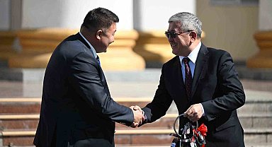 Kırgızistan Başbakanı Kasımaliyev, devlet kurumlarına 63 yeni aracın anahtarını teslim etti