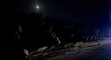 Kırıkhan'da devrilen tırın sürücüsü yaralandı