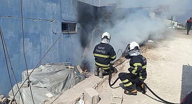 Kırıkhan'da fabrikanın deposunda yangın çıktı