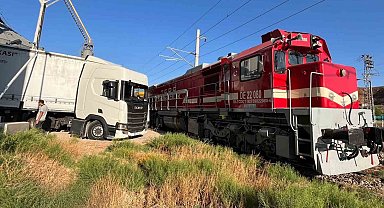 Kırıkkale'de hemzemin geçitte yük treni tıra çarptı
