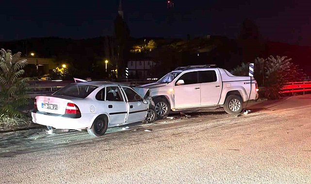 Kırıkkale'de otomobil ile kamyonet kafa kafaya çarpıştı: 3 yaralı