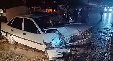 Kırıkkale'de otomobiller kafa kafaya çarpıştı: 3 yaralı