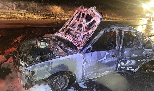 Kırıkkale'de seyir halindeki araç alev alev yandı: 2 yaralı
