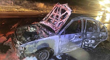 Kırıkkale'de seyir halindeki araç alev alev yandı: 2 yaralı