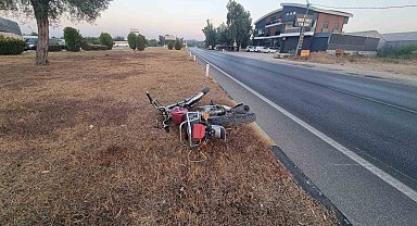 Kırmızı ışık ihlali yapan tur aracı motosiklete çarptı: 1 ölü