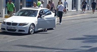 Kırmızı ışıkta bekleyen sürücünün önünü kesip saldırdılar, o anlar güvenlik kamerasına yansıdı